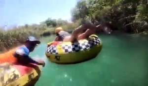 Ces touristes en bouée croisent un énorme anaconda sous l'eau
