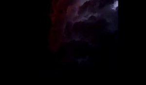 Il filme un orage impressionnant dans le ciel du Queensland (usa)