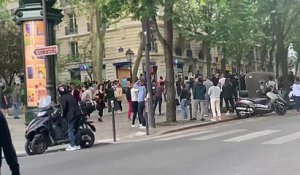 Des Parisiens se regroupent et dansent dans la rue