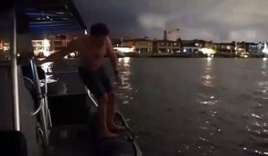 Impressionnant : après avoir sauté dans la mer, une lueur bleue émerge dans l’eau.