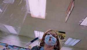 Cette femme a trouvé le moyen pour mieux respirer à travers son masque