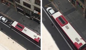 Un chauffeur de bus dégage un automobiliste garé sur une voie de bus