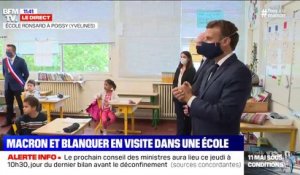 En visite dans une école, Emmanuel Macron explique les gestes barrières à des enfants