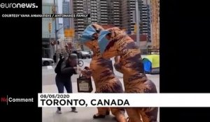 A Toronto, des dinosaures distribuent des masques