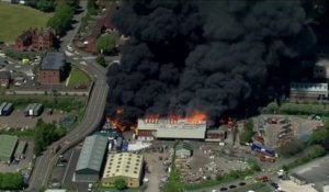 Royaume-Uni: 20 camions de pompiers tentent d'éteindre l'impressionnant incendie d'une usine