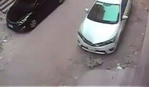 Tentant de casser la fenêtre d'une voiture, il s'assomme avec une brique !
