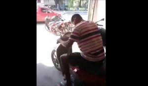 Il essaye son nouveau scooter ! On ne l'a jamais retrouvé
