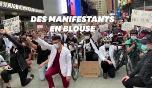 Des soignants en blouse encouragent les manifestants à New York