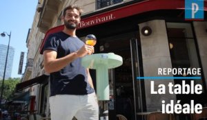 Terrasses à Paris : cet objet transforme les poteaux en table de bistrot