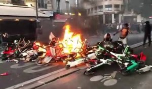 Adama Traoré : Barricades de vélos et trottinettes en feu à Paris