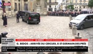 Emue, la veuve de Guy Bedos, Joëlle, applaudie lors de son arrivée à l’église de Saint-Germain-des-Prés à Paris - VIDEO