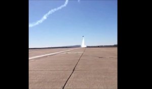 Un avion de chasse fait un vol en rase-motte à deux mètres du sol