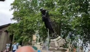 Au Royaume-Uni, des manifestants renversent la statue d'un marchand d'esclaves érigée à Bristol depuis 1895
