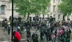 Une policière à cheval percute un feu de signalisation