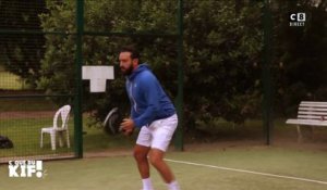 Cyril Hanouna affronte deux joueurs au padel-tennis
