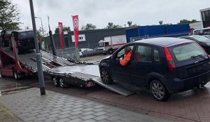 Une technique innovante pour charger une voiture sur une remorque