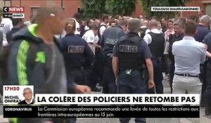 Les images des gestes forts des policiers qui, partout en France, jettent au sol leurs menottes en réaction aux annonces de Christophe Castaner