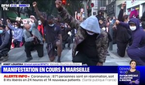 Marseille: un genou à terre, l'hommage des manifestants à George Floyd et Adama Traoré devant la préfecture