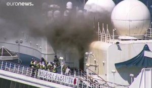 Au Japon, une grosse fumée noire s'échappe d'un paquebot