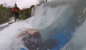 Un kayakiste reste bloqué dans une cascade