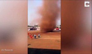 Une tornade de poussière vient interrompre un match de cricket