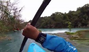Un kayakiste se retrouve coincé sous une cascade