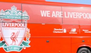 30e j. - Une poignée de supporters accueille le bus de Liverpool