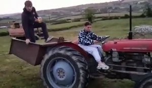 Elle conduit un tracteur pour la première fois (Fail)