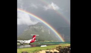 Un arc-en-ciel surplombe la piste d'atterrissage de Lord Howe Island