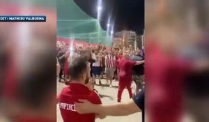 Mathieu Valbuena enflamme le port du Pirée avec les supporters de l'Olympiakos