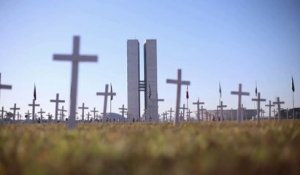 Un millier de croix ont été plantées en face du congrès brésilien en hommage aux morts du Covid-19