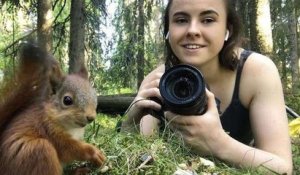 Une photographe est devenue la maman d'un groupe d'écureuils orphelins