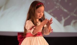 Francesca Rausi, une petite fille trisomique, a participé à un défilé de mode et a gagné des milliers de fans