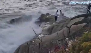 Des mariés voulaient faire une belle photo en bord de mer... mauvaise idée