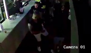 Un employé de bar se fait mettre KO par deux hommes sans raison