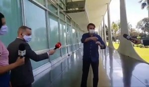 Brésil - Des journalistes portent plainte contre Jair Bolsonaro qui a retiré son masque en pleine interview le 7 juillet alors qu'il est contaminé par le Covid-19