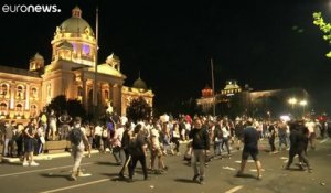 Manifestation pacifique devant le parlement serbe à Belgrade