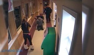 Des policiers sauvent un bébé chien en train de s'étouffer