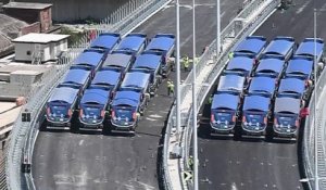 54 poids lourds roulent sur le nouveau pont de Gênes pour tester sa solidité