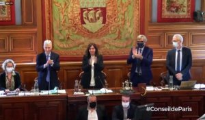 "La honte !": la colère des élues féministes face à la standing-ovation du conseil de Paris à Christophe Girard