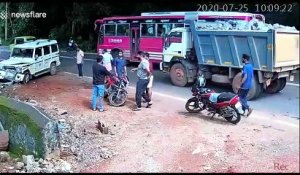 Un motard sauvé par un SUV