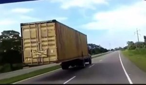 Un routier transporte un conteneur d'une façon risquée...