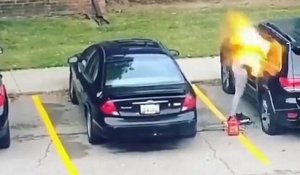 Une femme incendie une voiture et se prend un retour de flamme