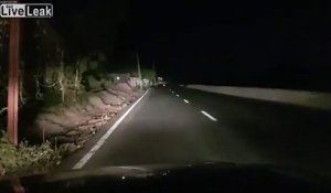 En Inde, ils posent des poteaux au milieu de la route... risqué