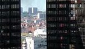 Incendie en cours sur le toit de l'une des tours du "World Trade Center" à Bruxelles - Les pompiers en cours d'intervention
