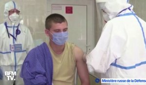 Un volontaire se fait inoculer le vaccin russe contre le Covid-19