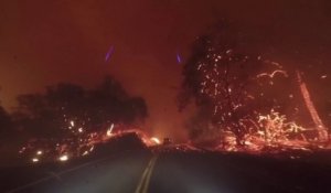 Un conducteur filme les violents incendies qui entourent sa route en Californie
