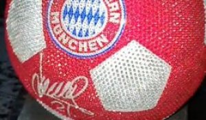 Bayern : Un ballon cristaux swarovski pour Lucas Hernandez