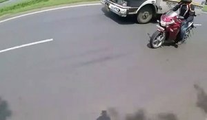 Ce motard casse le rétro d'un routier et va le regretter