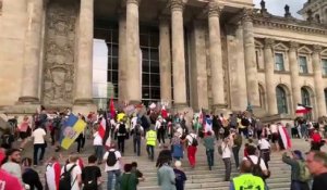 Coronavirus - En Allemagne des centaines de militants "anti-masques" ont forcé un barrage policier pour monter sur les escaliers menant au Reichstag, la Chambre des députés